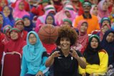 Pelatih profesional dari National Basketball Association (NBA) Natalia Andre (tengah) memberikan pelatihan dasar penguasaan permainan bola basket kepada sejumlah guru olahraga di Gor Jayabaya, Kota Kediri, Jawa Timur, Jumat (14/2/2020). NBA bekerjasama dengan pemerintah daerah setempat menyelenggarakan program Akademi Pelatihan Jr NBA guna melatih sebanyak 2500 orang guru olahraga untuk mempelajari standar pelatihan NBA. Antara Jatim/Prasetia Fauzani/zk