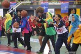 Pelatih profesional dari National Basketball Association (NBA) Natalia Andre (tengah) memberikan pelatihan dasar penguasaan permainan bola basket kepada sejumlah guru olahraga di Gor Jayabaya, Kota Kediri, Jawa Timur, Jumat (14/2/2020). NBA bekerjasama dengan pemerintah daerah setempat menyelenggarakan program Akademi Pelatihan Jr NBA guna melatih sebanyak 2500 orang guru olahraga untuk mempelajari standar pelatihan NBA. Antara Jatim/Prasetia Fauzani/zk