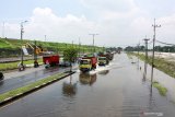 Kendaraan menerobos Jalan Raya Porong yang terendam banjir di Porong, Sidoarjo, Jawa Timur, Sabtu (15/2/2020). Banjir dengan ketinggian 20 cm hingga 30 cm di jalan sepanjang 400 meter dari arah Malang ke Surabaya tersebut menyebabkan terganggunya aktivitas transportasi. Antara Jatim/Umarul Faruq/zk