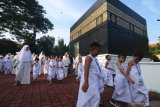 Sejumlah pelajar Taman Kanak-Kanak (TK) Aisyiyah Bustanul Atfal (ABA) 06, 47 dan 58 mengikuti manasik haji di Surabaya, Jawa Timur, Sabtu (15/2/2020). Kegiatan itu untuk mengenalkan tata cara melaksanakan haji sejak usia dini. Antara Jatim/Didik/Zk