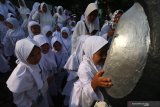 Sejumlah pelajar Taman Kanak-Kanak (TK) Aisyiyah Bustanul Atfal (ABA) 06, 47 dan 58 mengikuti manasik haji di Surabaya, Jawa Timur, Sabtu (15/2/2020). Kegiatan itu untuk mengenalkan tata cara melaksanakan haji sejak usia dini. Antara Jatim/Didik/Zk