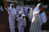 Sejumlah pelajar Taman Kanak-Kanak (TK) Aisyiyah Bustanul Atfal (ABA) 06, 47 dan 58 mengikuti manasik haji di Surabaya, Jawa Timur, Sabtu (15/2/2020). Kegiatan itu untuk mengenalkan tata cara melaksanakan haji sejak usia dini. Antara Jatim/Didik/Zk