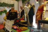 Pelaku Usaha Kecil dan Menengah (UKM) menata sejumlah pakaian adat Aceh saaat mengikuti pameran pada rangkaian kegiatan Aceh Wedding Expo 2020 di Banda Aceh, Sabtu (15/2/2020). Pameran Busana Adat Penganten yang diikuti sejumlah pelaku UKM dan juga desainer muda sebagai upaya melestarikan kebudayaan dan peningkatan ekonomi masyarakat itu berlangsung hingga Minggu (26/2/2020). Antara Aceh/Ampelsa.