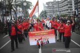 Warga Kampung Toleransi mengikuti Parade Bandung Rumah Bersama di Jalan Asia Afrika, Bandung, Jawa Barat, Sabtu (15/2/2020). Parade yang diikuti oleh 6.000 peserta dari kalangan lintas agama dan budaya tersebut digelar dalam rangka mewujudkan visi Kota Bandung yang Unggul, Nyaman, Sejahtera, dan Agamis serta memelihara kerukunan antar umat bergama. ANTARA JABAR/Raisan Al Farisi/agr