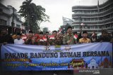 Sejumlah tokoh agama mengikuti Parade Bandung Rumah Bersama di Jalan Asia Afrika, Bandung, Jawa Barat, Sabtu (15/2/2020). Parade yang diikuti oleh 6.000 peserta dari kalangan lintas agama dan budaya tersebut digelar dalam rangka mewujudkan visi Kota Bandung yang Unggul, Nyaman, Sejahtera, dan Agamis serta memelihara kerukunan antar umat bergama. ANTARA JABAR/Raisan Al Farisi/agr