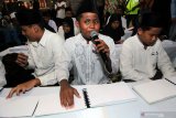 Penyandang tunanetra membacakan Al Quran Braile saat peluncuran pelatihan sekaligus penyerahan Al Quran Braile di Pendopo Ronggo Hadi Negoro Kabupaten Blitar, Jawa Timur, Sabtu (15/2/2020). Polres Blitar bekerjasama dengan Kick Andy Foundation melalui program 