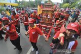 Sejumlah warga keturunan Tionghoa mengarak patung Kong cho Lok waya saat perayaan Cap Go Meh di Indramayu, Jawa barat, Jumat (14/2/2020). Kirab budaya kong cho yang mengelilingi kawasan kota tersebut dalam rangka puncak perayaan Cap Go Meh di Indramayu. ANTARA JABAR/Dedhez Anggara/agr