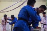 Pelatih asal Korea Chae Mugi (kanan) mengamati sesi latihan atlet Judo kontingen Jawa Barat di komplek GOR Pajajaran, Bandung, Jawa Barat, Jumat (14/2/2020). Persatuan Judo Seluruh Indonesia (PJSI) Jawa Barat menyiapkan 20 atlet untuk bertanding di PON XX Papua pada bulan Oktober mendatang dan menargetkan tujuh medali emas. ANTARA JABAR/M Agung Rajasa/agr