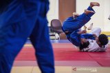 Pelatih asal Korea Chae Mugi (kanan) melatih atlet Judo kontingen Jawa Barat saat sesi latihan di komplek GOR Pajajaran, Bandung, Jawa Barat, Jumat (14/2/2020). Persatuan Judo Seluruh Indonesia (PJSI) Jawa Barat menyiapkan 20 atlet untuk bertanding di PON XX Papua pada bulan Oktober mendatang dan menargetkan tujuh medali emas. ANTARA JABAR/M Agung Rajasa/agr