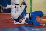 Sejumlah atlet Judo kontingen Jawa Barat menjalani sesi latihan di komplek GOR Pajajaran, Bandung, Jawa Barat, Jumat (14/2/2020). Persatuan Judo Seluruh Indonesia (PJSI) Jawa Barat menyiapkan 20 atlet untuk bertanding di PON XX Papua pada bulan Oktober mendatang dan menargetkan tujuh medali emas. ANTARA JABAR/M Agung Rajasa/agr