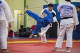 Pelatih asal Korea Chae Mugi (tengah) melatih atlet Judo kontingen Jawa Barat saat sesi latihan di komplek GOR Pajajaran, Bandung, Jawa Barat, Jumat (14/2/2020). Persatuan Judo Seluruh Indonesia (PJSI) Jawa Barat menyiapkan 20 atlet untuk bertanding di PON XX Papua pada bulan Oktober mendatang dan menargetkan tujuh medali emas. ANTARA JABAR/M Agung Rajasa/agr