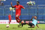 Pesepak bola Persela, Heru Setiawan (kanan) berusaha menghentikan laju pesepak bola Sabah FA-Malaysia, Hector Omar Ramos Lebron (kiri) dalam pertandingan Piala Gubernur Grup B di Stadion Kanjuruhan, Malang, Jawa Timur, Sabtu (15/2/2020). Sabah FA mengimbangi Persela dengan skor akhir 2-2. Antara Jatim/Ari Bowo Sucipto/zk.