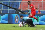 Pesepak bola Persela, Lukas Guruh Prayitno (kiri) dan berebut bola dengan pesepak bola Sabah FA-Malaysia, Arrusdius Jais (kanan) dalam pertandingan Piala Gubernur Grup B di Stadion Kanjuruhan, Malang, Jawa Timur, Sabtu (15/2/2020). Sabah FA mengimbangi Persela dengan skor akhir 2-2. Antara Jatim/Ari Bowo Sucipto/zk.