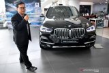 Branch Manager Surabaya PT Astra International-BMW Sales Operation Yopy Antonio memberikan penjelasan terkait fitur dan teknologi All-New BMW X5 di BMW Astra Surabaya, Surabaya, Jawa Timur, Sabtu (15/2/2020). Dengan penjelasan tersebut diharapkan pelanggan dapat memaksimalkan mobil tersebut untuk pemakaian sehari-hari. Antara Jatim/Zabur Karuru