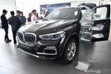 Pengunjung mengamati All-New BMW X5 saat pengenalan fitur mobil tersebut di BMW Astra Surabaya, Surabaya, Jawa Timur, Sabtu (15/2/2020). Dengan penjelasan tersebut diharapkan pelanggan dapat memaksimalkan mobil tersebut untuk pemakaian sehari-hari. Antara Jatim/Zabur Karuru