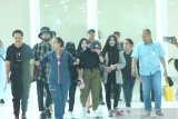 Warga Negara Indonesia (WNI) yang telah menjalani masa karantina selama 14 hari di Natuna, Kepulauan Riau tiba di terminal Bandara Internasional Syamsudin Noor, Banjarbaru, Kalimantan Selatan, Minggu (16/2/2020). Sebanyak tujuh WNI asal Kalsel tiba di Bandara Internasional Syamsudin Noor dan telah di terima keluarga masing-masing setelah dinyatakan sehat usai menjalani observasi selama 14 hari di Natuna, Kepulauan Riau. Foto Antaranews Kalsel/Bayu Pratama S.