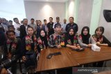 Warga Negara Indonesia (WNI) memberikan keterangan pers saat tiba di terminal Bandara Internasional Syamsudin Noor, Banjarbaru, Kalimantan Selatan, Minggu (16/2/2020). Sebanyak tujuh WNI asal Kalsel tiba di Bandara Internasional Syamsudin Noor dan telah di terima keluarga masing-masing setelah dinyatakan sehat usai menjalani observasi selama 14 hari di Natuna, Kepulauan Riau. Foto Antaranews Kalsel/Bayu Pratama S.