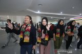 Warga Negara Indonesia (WNI) yang telah menjalani masa karantina selama 14 hari di Natuna, Kepulauan Riau tiba di terminal Bandara Internasional Syamsudin Noor, Banjarbaru, Kalimantan Selatan, Minggu (16/2/2020). Sebanyak tujuh WNI asal Kalsel tiba di Bandara Internasional Syamsudin Noor dan telah di terima keluarga masing-masing setelah dinyatakan sehat usai menjalani observasi selama 14 hari di Natuna, Kepulauan Riau. Foto Antaranews Kalsel/Bayu Pratama S.