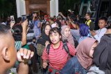 WNI yang telah menjalani masa karantina selama 14 hari di Natuna, Kepulauan Riau tiba di gedung VIP Terminal 1 Bandara Internasional Juanda, Surabaya, Jawa Timur, Sabtu (15/2/2020) malam. Sebanyak 65 Warga Negara Indonesia (WNI) asal Jatim yang dievakuasi dari Wuhan, Provinsi Hubei, China dan menjalani masa observasi selama 14 hari di Natuna, Kepulauan Riau, tiba di Bandara Internasional Juanda. Antara Jatim/Umarul Faruq/zk