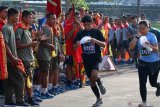 Peserta berlari sambil membaca peta saat mengikuti 'Open Orienteering Competition' di Bhumi Marinir Karangpilang, Surabaya, Jawa Timur, Minggu (16/2/2020). Lomba dalam rangka memperingati HUT ke-19 Pasmar 2 dan memperebutkan piala Komandan Pasmar 2 itu diikuti 247 peserta dari berbagai daerah di Indonesia. Antara Jatim/Didik/Zk