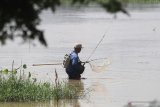 Warga mencari ikan menggunakan alat setrum di sungai Brantas, Desa Gampeng, Kediri, Jawa Timur, Senin (17/2/2020). Aktivitas ilegal yang merusak ekosistem tersebut marak karena kurangnya tindakan tegas dari pihak kepolisian ataupun Satpol PP. Antara Jatim/Prasetia Fauzani/zk