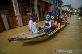 Sejumlah warga menaiki perahu untuk menerjang banjir di Bojongasih, Dayeuhkolot, Kabupaten Bandung, Jawa Barat, Senin (17/2/2020). Banjir luapan Sungai Citarum setinggi 50 hingga 150 sentimeter kembali merendam ratusan tempat tinggal sejak Sabtu (15/2) yang membuat 1.413 kepala keluarga terdampak. ANTARA JABAR/Raisan Al Farisi/agr