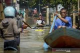 Sejumlah warga menerjang banjir di Bojongasih, Dayeuhkolot, Kabupaten Bandung, Jawa Barat, Senin (17/2/2020). Banjir luapan Sungai Citarum setinggi 50 hingga 150 sentimeter kembali merendam ratusan tempat tinggal sejak Sabtu (15/2) yang membuat 1.413 kepala keluarga terdampak. ANTARA JABAR/Raisan Al Farisi/agr