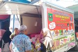 Padang residents scramble for cheap garlic at Pasar Raya Padang