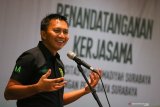 Presiden Persebaya Azrul Ananda menyampaikan paparan saat kuliah tamu di Universitas Muhammadiyah Surabaya, Jawa Timur, Senin (17/2/2020). Kuliah tamu yang diadakan setelah penandatanganan kerjasama sponsorship antara klub sepak bola Persebaya dengan Universitas Muhammadiyah Surabaya itu bertema  'Kampus dan Peluang Bisnis di Era Digital'. Antara Jatim/Didik/Zk