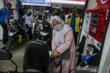 Warga melakukan pengisian BBM secara Self Service (Layanan mandiri) di SPBU 34.403316, Baleendah, Kabupaten Bandung, Jawa Barat, Senin (17/2/2020). PT. Pertamina (persero) melakukan uji coba Layanan Self Service untuk pengendara motor roda dua di SPBU tersebut guna mengurangi antrian kendaraan, mengoptimalkan kinerja operator serta memacu inovasi di era digitalisasi. ANTARA JABAR/Novrian Arbi/agr