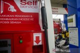 Warga melakukan pengisian BBM secara Self Service (Layanan mandiri) di SPBU 34.403316, Baleendah, Kabupaten Bandung, Jawa Barat, Senin (17/2/2020). PT. Pertamina (persero) melakukan uji coba Layanan Self Service untuk pengendara motor roda dua di SPBU tersebut guna mengurangi antrian kendaraan, mengoptimalkan kinerja operator serta memacu inovasi di era digitalisasi. ANTARA JABAR/Novrian Arbi/agr