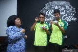 Penyandang tunarungu dan tunawicara binaan UPT Rehabilitasi Sosial Bina Rungu Wicara Pasuruan belajar membedakan rasa kopi saat mengikuti pelatihan dasar barista di House of Coffee Kroesel, Surabaya, Jawa Timur, Senin (17/2/2020). Pelatihan tersebut bertujuan untuk memberikan keterampilan dan pemahaman tentang kopi sekaligus merancang kurikulum edukasi kopi bagi penyandang disabilitas. Antara Jatim/Moch Asim/zk.