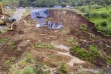 Foto udara alat berat dioperasikan oleh petugas saat memperbaiki area yang terdampak longsor di Ngamprah, Kabupaten Bandung Barat, Jawa Barat, Senin (17/2/2020). Jasa Marga Metropolitan Tollroad masih melakukan upaya perbaikan dan pemulihan ruang milik jalan (rumija) Tol Cipularang di KM 118 arah Jakarta dan area di sekitar lokasi tersebut masih aman dan lancar untuk dilalui oleh pengguna jalan. ANTARA JABAR/M Agung Rajasa/agr