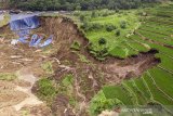 PERBAIKAN AREA TERDAMPAK LONGSOR. Foto udara sejumlah pekerja memperbaiki area yang terdampak longsor di Ngamprah, Kabupaten Bandung Barat, Jawa Barat, Senin (17/2/2020). Jasa Marga Metropolitan Tollroad masih melakukan upaya perbaikan dan pemulihan ruang milik jalan (rumija) Tol Cipularang di KM 118 arah Jakarta dan area di sekitar lokasi tersebut masih aman dan lancar untuk dilalui oleh pengguna jalan. ANTARA JABAR/M Agung Rajasa/agr