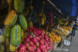 Pedagang menunggu calon pembeli di lapaknya Pasar Wetan, Kota Tasikmalaya, Jawa Barat, Selasa (18/2/2020). Akibat Kementerian Perdagangan (Kemendag) menghentikan sementara impor bahan pangan, prodak makanan dan minuman dari China untuk mengantisipasi penyebaran virus korona, berdampak kepada pedagang buah-buahan, yang biasanya menjual buah impor seperti jeruk mandari, anggur, dan lengkeng, omset yang didapat menurun 20 persen karena dibanjiri buah lokal dengan harga mahal. ANTARA JABAR/Adeng bustomi/agr