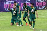 Pesepak bola Persebaya David da Silva (kiri) melakukan selebrasi bersama rekannya setelah mencetak gol ke gawang Arema FC dalam laga semifinal Piala Gubernur Jawa Timur di Stadion Gelora Soeprijadi, Kota Blitar, Jawa timur, Selasa (18/2/2020). Persebaya melaju ke babak final setelah berhasil mengalahkan Arema FC dengan skor akhir 4-2 . Antara Jatim/Irfan Anshori/zk.