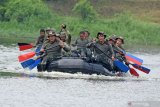 Sejumlah prajurit Taifib 2 Marinir mendayung perahu karet saat mengikuti lomba dayung perahu karet di Bhumi Marinir Karangpilang, Surabaya. Selasa (18/2). Lomba dalam rangka memperingati HUT ke-59 Batalyon Intai Amfibi Korps Marinir tersebut bertujuan meningkatkan profesionalisme prajurit Tri Media.Antara Jatim/Serka Mar Kuwadi/zk