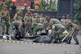 Sejumlah prajurit Taifib 2 Marinir merakit perahu karet saat lomba dayung perahu karet di Bhumi Marinir Karangpilang, Surabaya. Selasa (18/2). Lomba dalam rangka memperingati HUT ke-59 Batalyon Intai Amfibi Korps Marinir tersebut bertujuan meningkatkan profesionalisme prajurit Tri Media.Antara Jatim/Serka Mar Kuwadi/

 