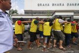 Polisi menunjukkan tersangka saat ungkap kasus peredaran narkotika di Polrestabes Surabaya, Jawa Timur, Selasa (18/2/2020). Sejak tanggal 1 Januari 2020 sampai 17 Februari 2020 Polrestabes Surabaya dan Polsek jajaran mengungkap 153 kasus penyalahgunaan narkotika dengan menangkap 200 tersangka dan mengamankan barang bukti beberapa diantaranya sabu seberat 32,3 kilogram, pil ekstasi sebanyak 14.283 butir dan pil koplo sebanyak 3,8 juta butir. Antara Jatim/Didik/Zk