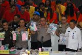 Polisi menunjukkan tersangka dan barang bukti saat ungkap kasus peredaran narkotika di Polrestabes Surabaya, Jawa Timur, Selasa (18/2/2020). Sejak tanggal 1 Januari 2020 sampai 17 Februari 2020 Polrestabes Surabaya dan Polsek jajaran mengungkap 153 kasus penyalahgunaan narkotika dengan menangkap 200 tersangka dan mengamankan barang bukti beberapa diantaranya sabu seberat 32,3 kilogram, pil ekstasi sebanyak 14.283 butir dan pil koplo sebanyak 3,8 juta butir. Antara Jatim/Didik/Zk