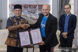 Gubernur Jawa Barat Ridwan Kamil (kiri) menyerahkan nota kerjasama kepada CEO Airy Alfonso Kodoatie (tengah) disaksikan Co-founder Traveloka Albert (kanan) saat penandatanganan kerjasama mengenai pengembangan SDM Pariwisata 4.0 di gedung Pakuan, Bandung, Jawa Barat, Selasa (18/2/2020). Kerjasama tersebut mencakup pengembangan, peningkatan kualitas SDM pariwisata Jabar dalam ketenagakerjaan perhotelan serta pendayagunaan teknologi untuk optimalisasi kinerja dan penggunaan sistem aplikasi pemesanan tiket online untuk perjalanan dinas di lingkungan Pemprov Jabar. ANTARA JABAR/M Agung Rajasa/agr