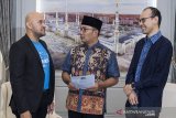 Gubernur Jawa Barat Ridwan Kamil (tengah) berbincang dengan CEO Airy Alfonso Kodoatie (kiri) dan Co-founder Traveloka Albert (kanan) seusai penandatanganan kerjasama mengenai pengembangan SDM Pariwisata 4.0 di gedung Pakuan, Bandung, Jawa Barat, Selasa (18/2/2020). Kerjasama tersebut mencakup pengembangan, peningkatan kualitas SDM pariwisata Jabar dalam ketenagakerjaan perhotelan serta pendayagunaan teknologi untuk optimalisasi kinerja dan penggunaan sistem aplikasi pemesanan tiket online untuk perjalanan dinas di lingkungan Pemprov Jabar. ANTARA JABAR/M Agung Rajasa/agr