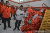  Wakil Gubernur Jabar Uu Ruzhanul Ulum (kanan) didampingi Kepala Kantor Pos Tasikmalaya Akabar Anugerah Adipasha (kiri) meninjau paket pengiriman pada kunjungan kerjanya di Kantor Pos Tasikmalaya, Jawa barat, Selasa (18/2/2020). Dalam kunjungannya Wagub Jabar memberikan arahan kepada para pegawai PT Kantor Pos Indonesia Tasikmalaya dan meninjau sejumlah fasilitas. ANTARA JABAR/Adeng Bustomi/agr