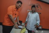 Wakil Gubernur Jabar Uu Ruzhanul Ulum (kanan) didampingi Kepala Kantor Pos Tasikmalaya Akabar Anugerah Adipasha (kiri) meninjau paket pengiriman pada kunjungan kerjanya di Kantor Pos Tasikmalaya, Jawa barat, Selasa (18/2/2020). Dalam kunjungannya Wagub Jabar memberikan arahan kepada para pegawai PT Kantor Pos Indonesia Tasikmalaya dan meninjau sejumlah fasilitas. ANTARA JABAR/Adeng Bustomi/agr