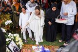 Istri dari almarhum Ashraf Daniel Mohammed Sinclair, Bunga Citra Lestari (tengah) bersama anaknya Noah Sinclair (ketiga kiri) menabur bunga saat pemakaman di San Diego Hills Memorial Park, Karawang, Jawa Barat, Selasa (18/2/2020). Aktor Ashraf Sinclair meninggal dunia di usia 40 tahun pada selasa (18/2/2020)  pukul 04.51 WIB karena sakit. ANTARA JABAR/M Ibnu Chazar/agr