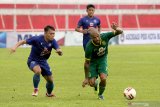 Pesepak bola Persebaya David da Silva (kanan) berebut bola dengan pesepak bola Arema FC Vikran Akbar (kiri) dalam laga Semifinal Piala Gubernur Jawa Timur 2020 di Stadion Gelora Soeprijadi, Kota Blitar, Jawa timur, Selasa (18/2/2020). Persebaya melaju ke babak final setelah berhasil mengalahkan Arema FC dengan skor akhir 4-2 . Antara Jatim/Irfan Anshori/zk.