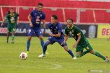 Pesepak bola Arema FC Oh In Kyun (kedua kanan) berebut bola dengan pesepak bola Persebaya Oktafianus Fernando (kanan) dalam laga semifinal Piala Gubernur Jawa Timur di Stadion Gelora Soeprijadi, Kota Blitar, Jawa timur, Selasa (18/2/2020). Persebaya melaju ke babak final setelah berhasil mengalahkan Arema FC dengan skor akhir 4-2 . Antara Jatim/Irfan Anshori/zk.