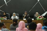 Direktur RSUD Blambangan Dr. Indah Lestari (kanan)bersama dokter spesialis paru Dr. Ririek Perwita Sari (kiri) memberikan penjelasan kepada media terkait adanya pasien diduga terinfeksi virus corona di RSUD Blambangan Banyuwangi, Jawa Timur, Selasa (18/2/2020). Pihak RS Blambangan menjelaskan bahwa seorang pasien yang dirawat pada minggu (16/2) diduga terinfeksi virus corona setelah pulang dari Singapura itu, dinyatakan tidak terinfeksi setelah melalui tahapan pemeriksaan diruang isolasi. Antara Jatim/Budi Candra Setya/zk