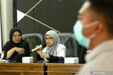 Dokter spesialis paru Dr. Ririek Perwita Sari (kanan) memberikan penjelasan kepada media terkait adanya pasien diduga terinfeksi virus corona di RSUD Blambangan Banyuwangi, Jawa Timur, Selasa (18/2/2020). Pihak RS Blambangan menjelaskan bahwa seorang pasien yang dirawat pada minggu (16/2) diduga terinfeksi virus corona setelah pulang dari Singapura itu, dinyatakan tidak terinfeksi setelah melalui tahapan pemeriksaan diruang isolasi. Antara Jatim/Budi Candra Setya/zk