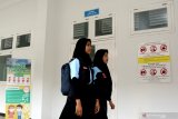 Warga melintas didepan ruang isolasi di RSUD Blambangan Banyuwangi, Jawa Timur, Selasa (18/2/2020). Pihak RS Blambangan menjelaskan bahwa seorang pasien yang dirawat pada minggu (16/2) diduga terinfeksi virus corona setelah pulang dari Singapura itu, dinyatakan tidak terinfeksi setelah melalui tahapan pemeriksaan diruang isolasi. Antara Jatim/Budi Candra Setya/zk